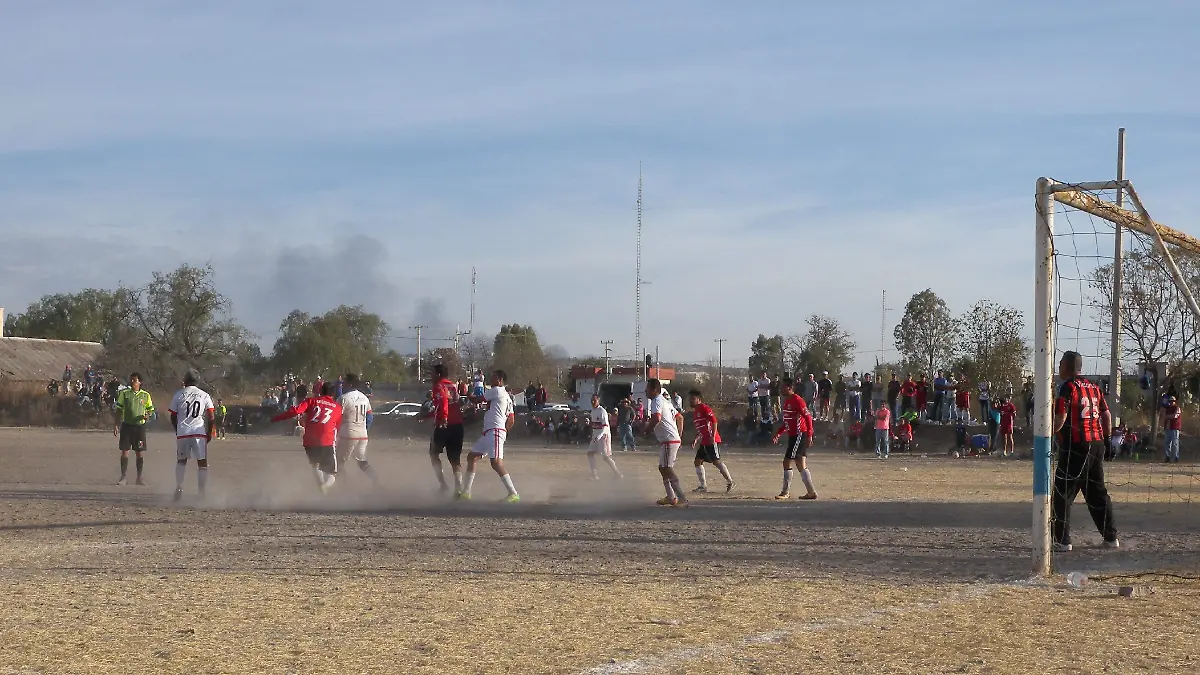 Los campos de futbol se han convertido en batallas campales.